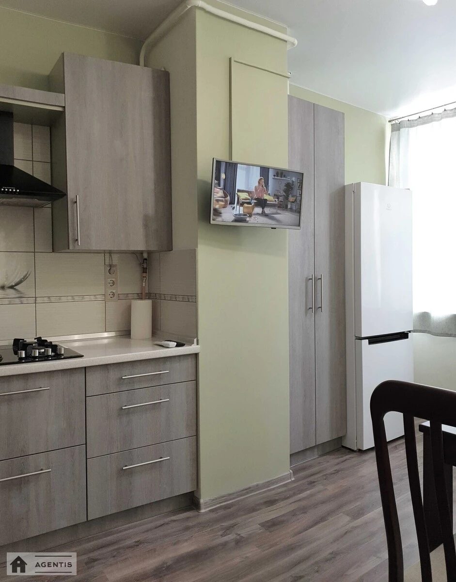 Сдам квартиру 1 комната, 44 m², 6 эт./10 этажей. 19, Юношеская 19, Киев. 