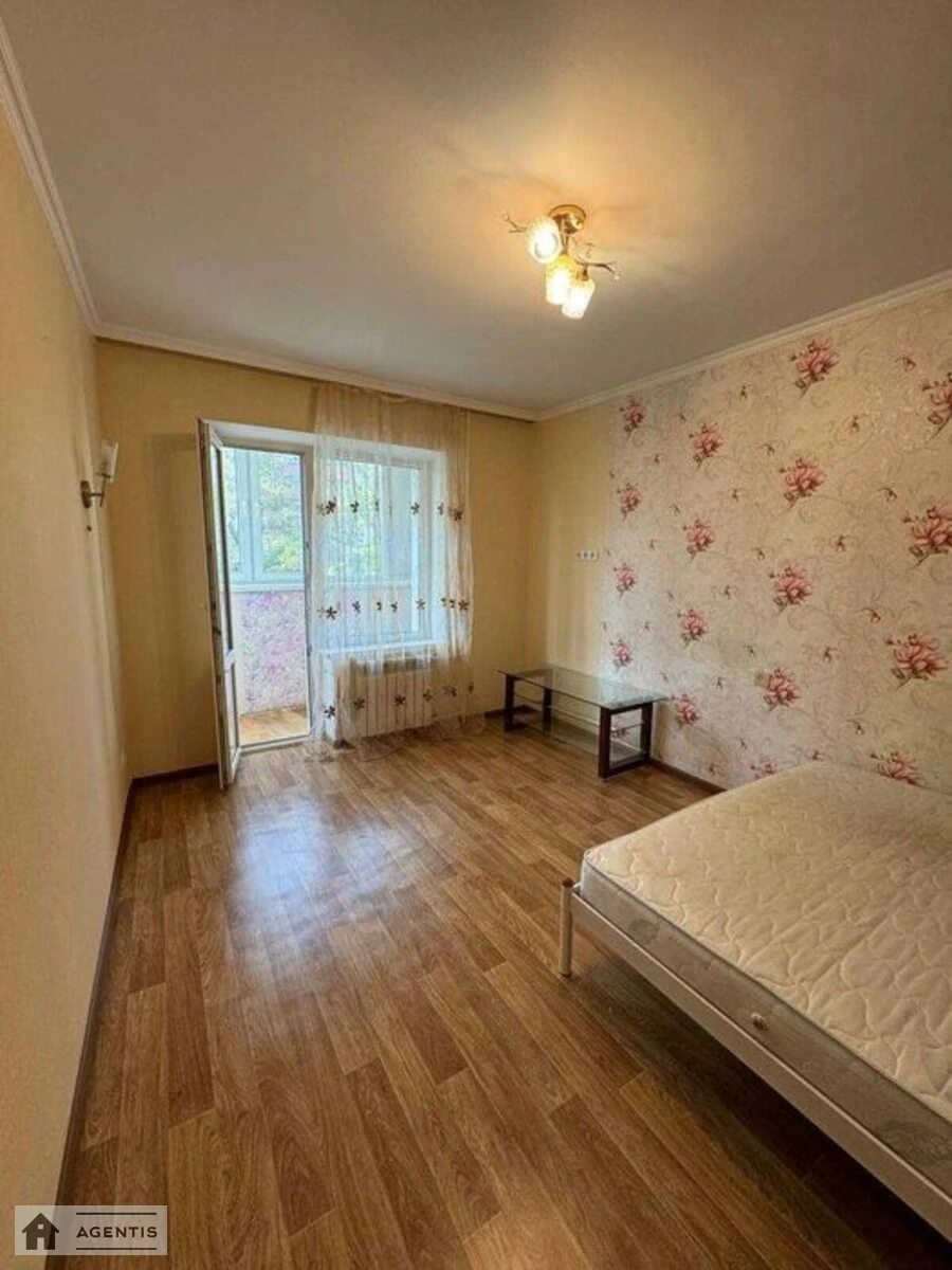 Сдам квартиру 1 комната, 32 m², 3 эт./9 этажей. 26, Симиренко 26, Киев. 