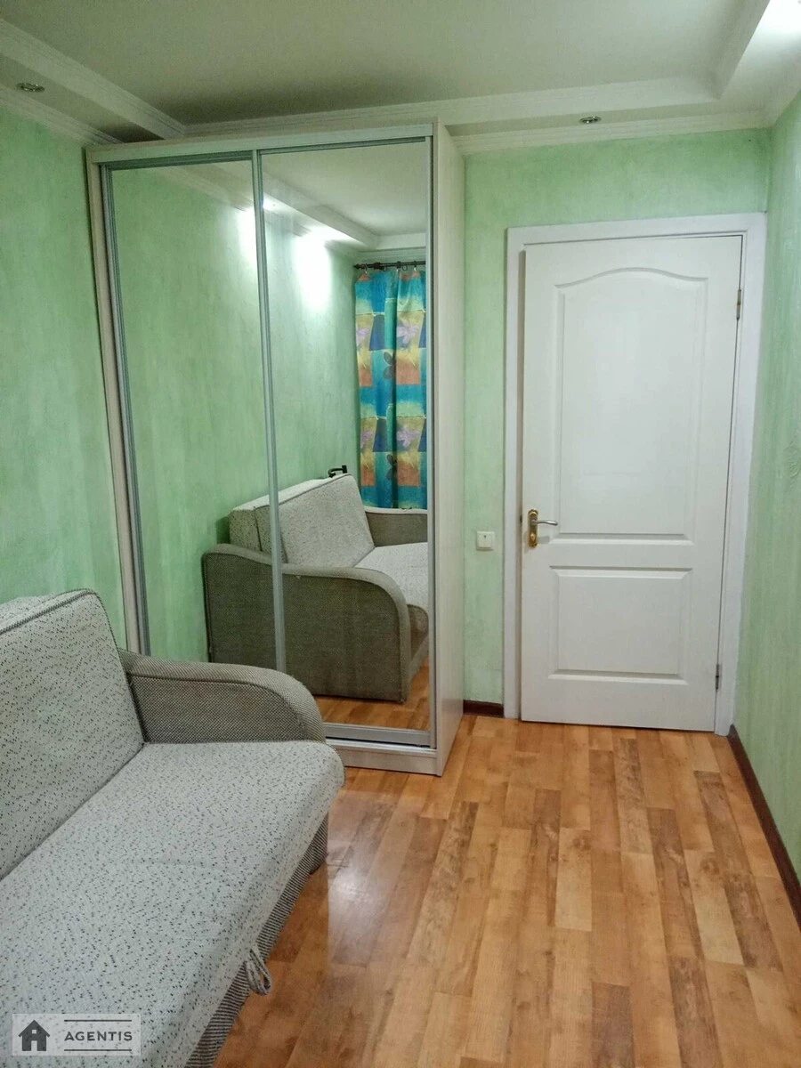 Сдам квартиру 3 комнаты, 60 m², 9 эт./9 этажей. Лесной, Киев. 