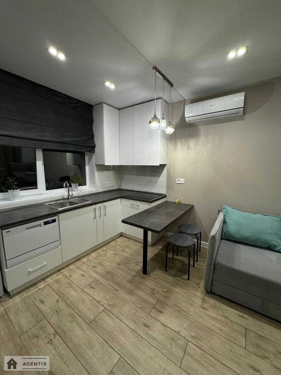 Сдам квартиру 1 комната, 25 m², 2 эт./4 этажа. Березова вул., Киев. 