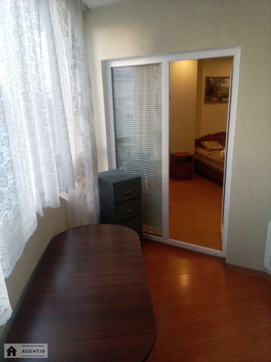 Apartment for rent 1 room, 61 m², 5th fl./27 floors. Solomyanskyy rayon, Kyiv. 