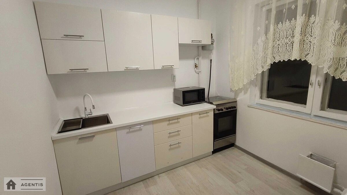 Сдам квартиру 3 комнаты, 71 m², 8 эт./10 этажей. 10, Архітектора Вербицького вул., Киев. 