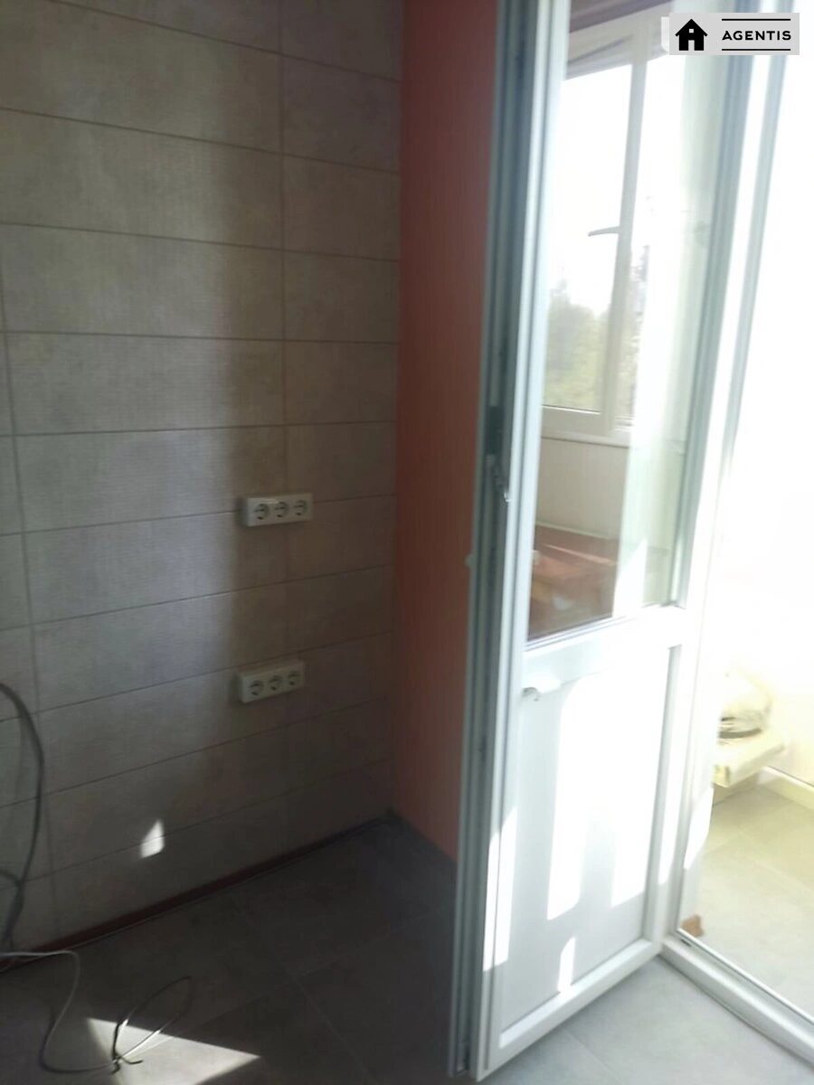 Сдам квартиру 1 комната, 24 m², 5 эт./9 этажей. 13, Жуля Верна бульв. (Ромена Роллана), Киев. 