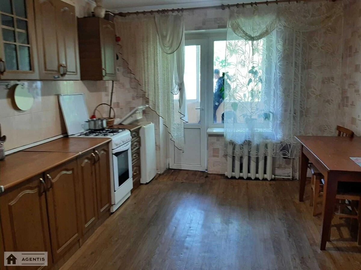 Apartment for rent 3 rooms, 86 m², 1st fl./10 floors. Holosiyivskyy rayon, Kyiv. 