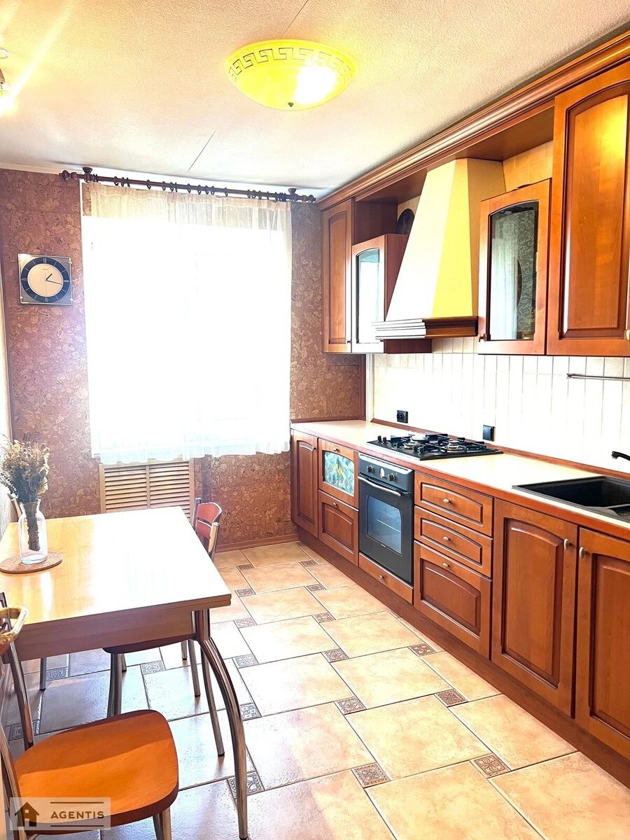 Apartment for rent 2 rooms, 69 m², 6th fl./9 floors. Feodosiyska, Kyiv. 