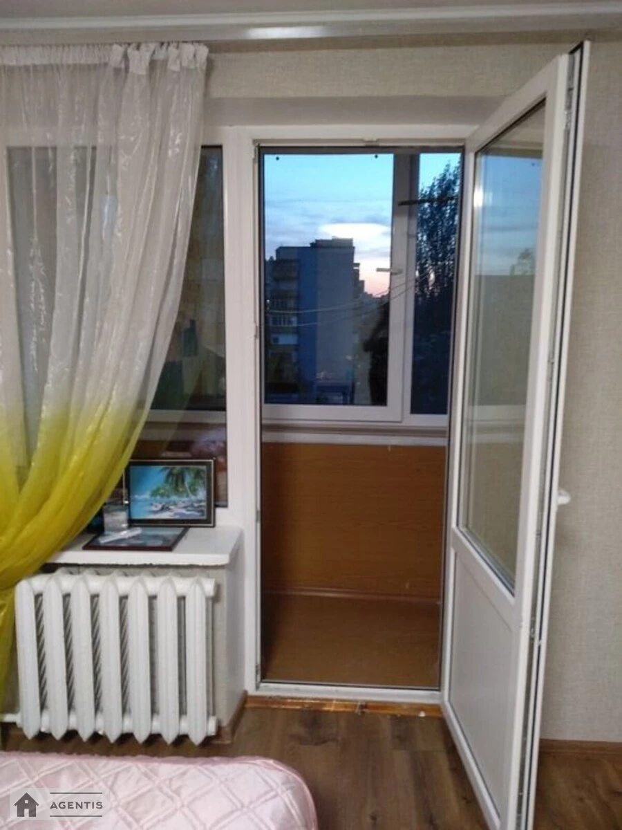 Здам квартиру 1 кімната, 32 m², 8 пов./9 поверхів. 7, Академіка Доброхотова вул., Київ. 