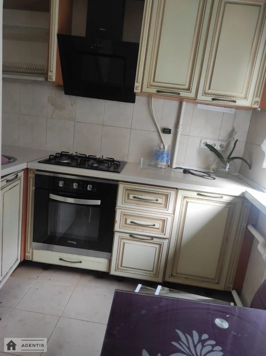 Apartment for rent 3 rooms, 58 m², 2nd fl./5 floors. 14, Mykhayla Dontsya vul., Kyiv. 