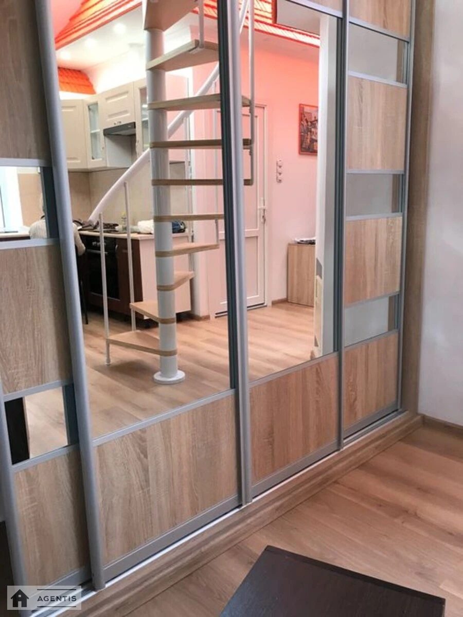 Здам квартиру 1 кімната, 65 m², 2 пов./3 поверхи. Івана Сірка вул., Київ. 