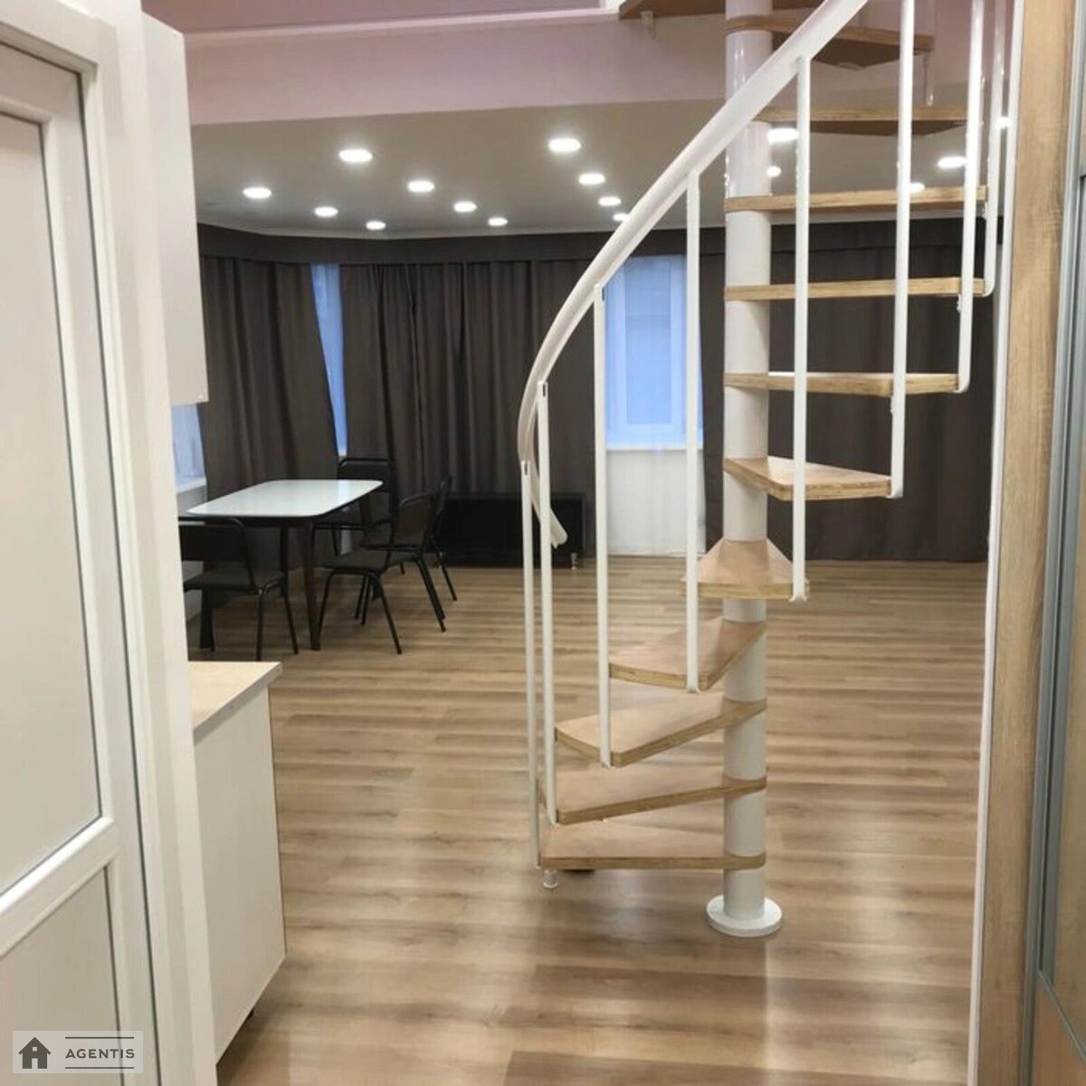 Сдам квартиру 1 комната, 65 m², 2 эт./3 этажа. Івана Сірка вул., Киев. 