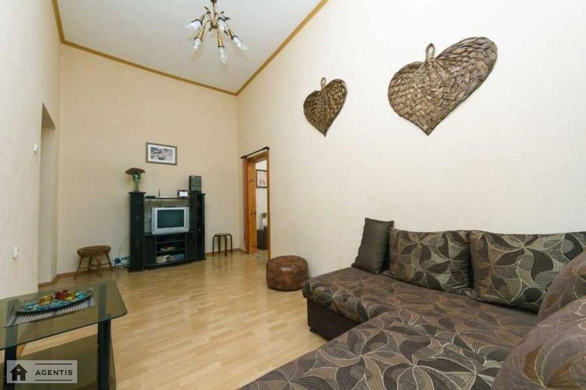 Сдам квартиру 2 комнаты, 47 m², 2 эт./3 этажа. 7, Рейтарская 7, Киев. 