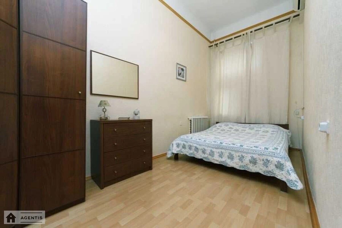 Сдам квартиру 2 комнаты, 47 m², 2 эт./3 этажа. 7, Рейтарская 7, Киев. 