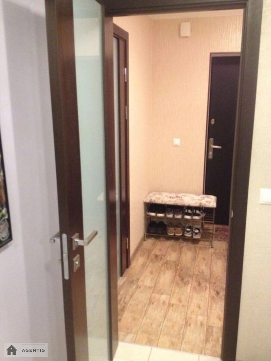 Сдам квартиру 2 комнаты, 60 m², 3 эт./11 этажей. Соломенский район, Киев. 