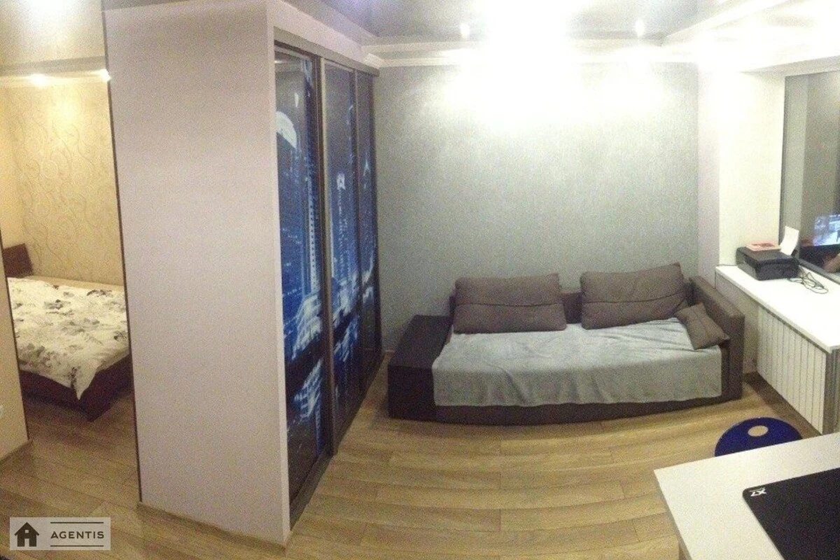 Сдам квартиру 2 комнаты, 60 m², 3 эт./11 этажей. Соломенский район, Киев. 