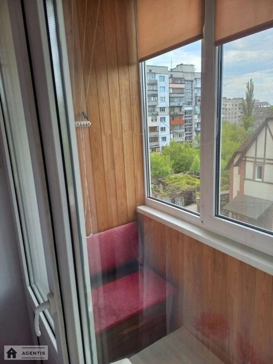 Apartment for rent 1 room, 30 m², 5th fl./5 floors. 10, Yanusha Korchaka vul. Baumana, Kyiv. 