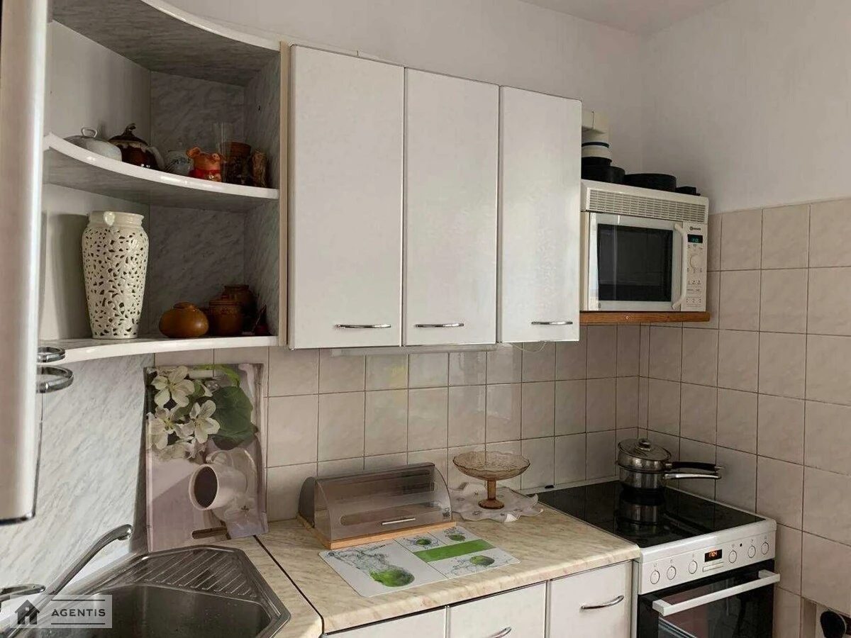 Сдам квартиру 3 комнаты, 68 m², 18 эт./18 этажей. 25, Академіка Єфремова вул. (Командарма Уборевича), Киев. 