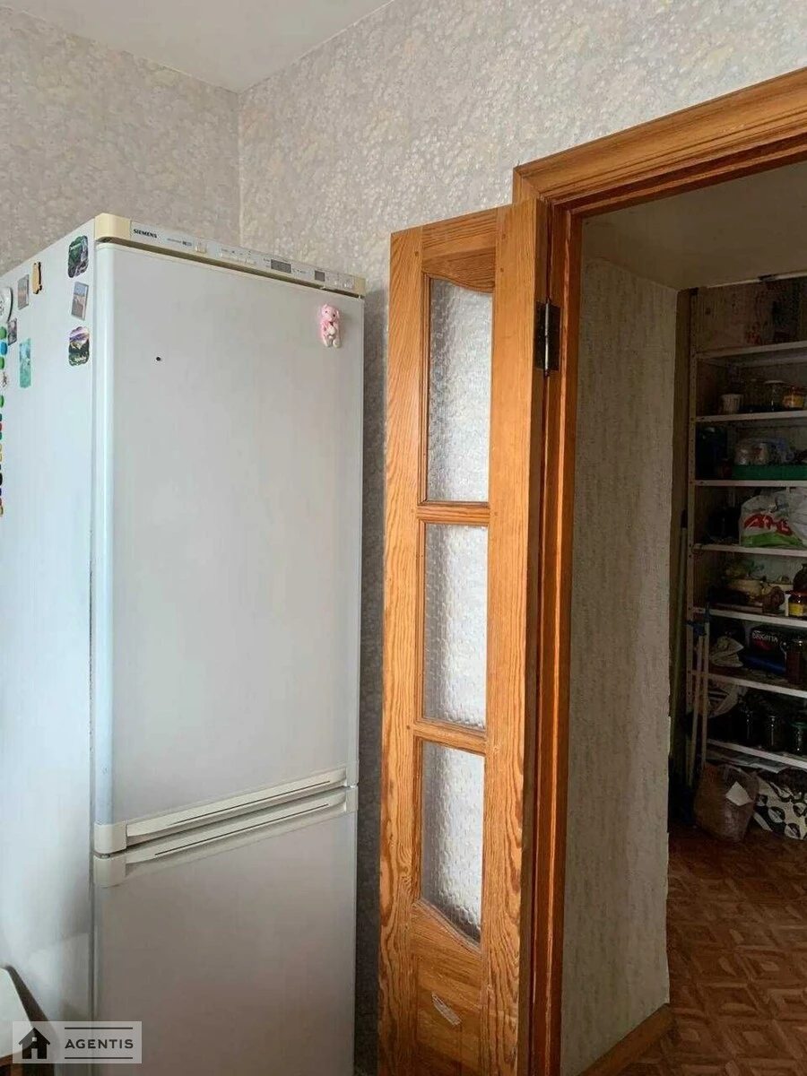 Сдам квартиру 3 комнаты, 68 m², 18 эт./18 этажей. 25, Академіка Єфремова вул. (Командарма Уборевича), Киев. 