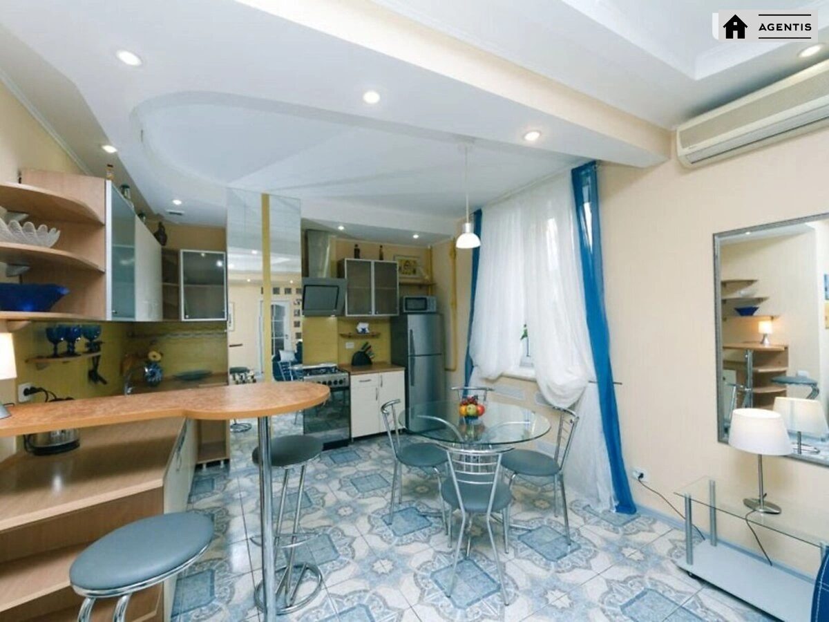 Apartment for rent 3 rooms, 70 m², 2nd fl./7 floors. Yevhena Chykalenka vul. Pushkinska, Kyiv. 