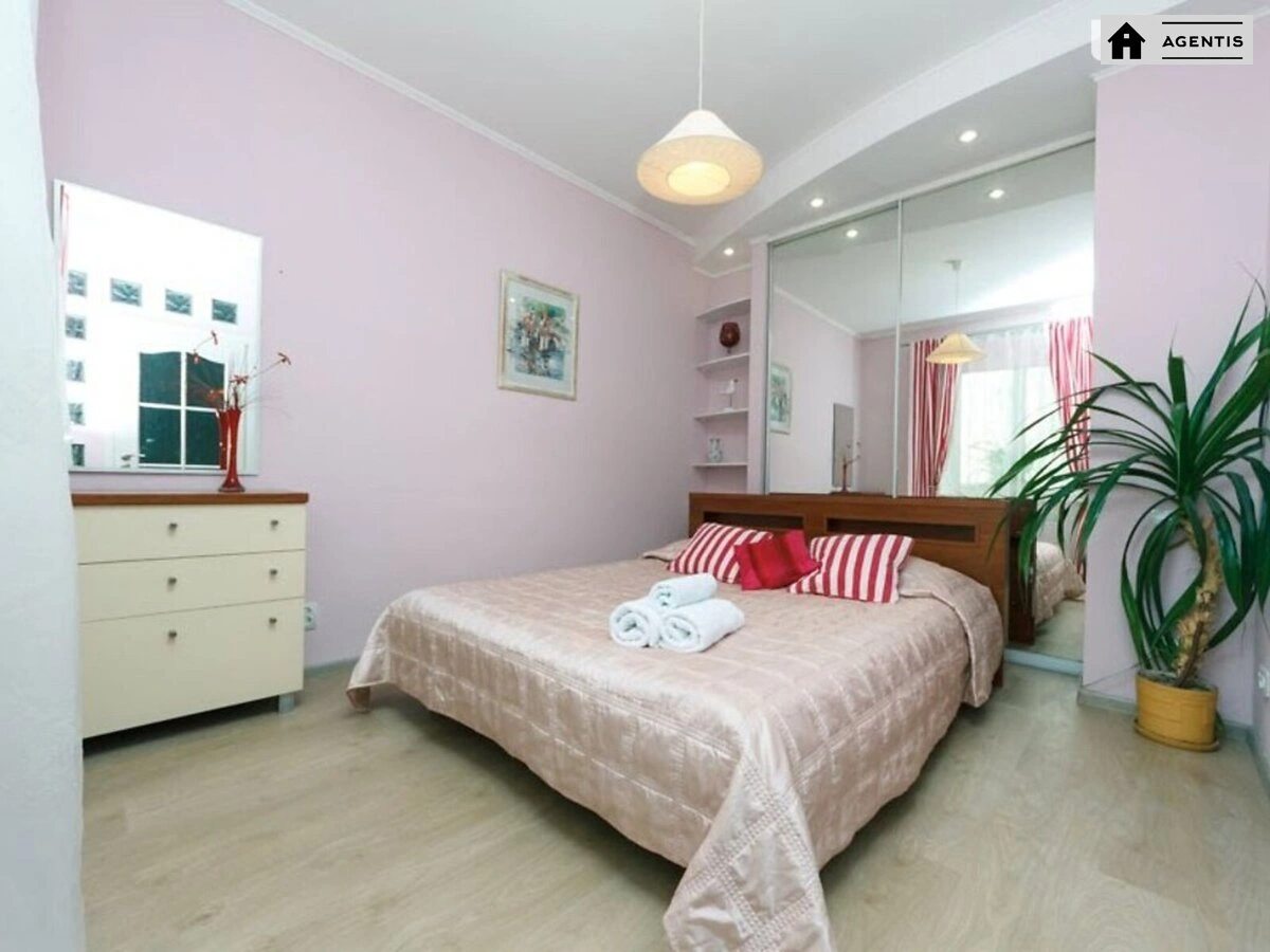 Apartment for rent 3 rooms, 70 m², 2nd fl./7 floors. Yevhena Chykalenka vul. Pushkinska, Kyiv. 