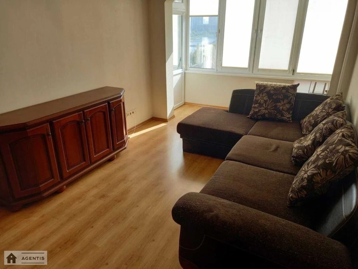 Сдам квартиру 2 комнаты, 56 m², 7 эт./9 этажей. 45, Энтузиастов 45, Киев. 