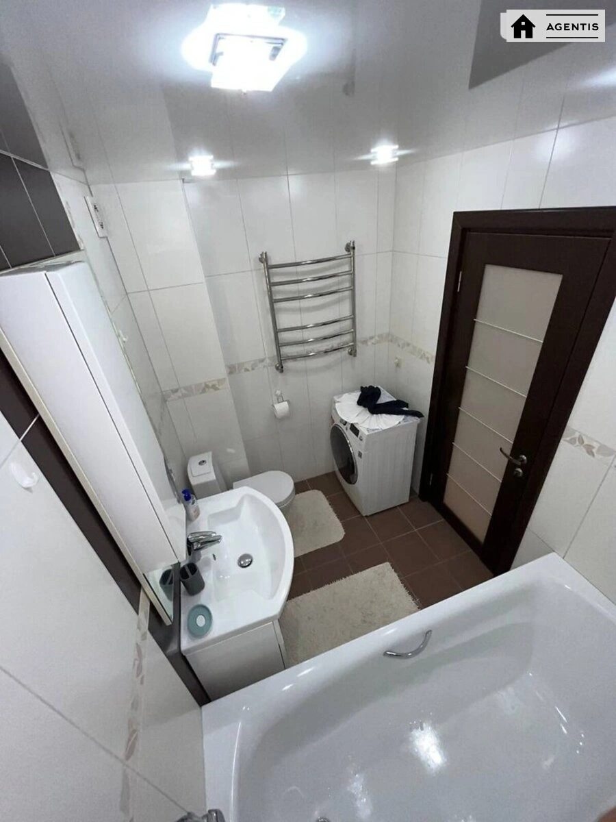 Сдам квартиру 2 комнаты, 64 m², 3 эт./27 этажей. 22, Митрополита Василя Липківського вул. (Урицького), Киев. 