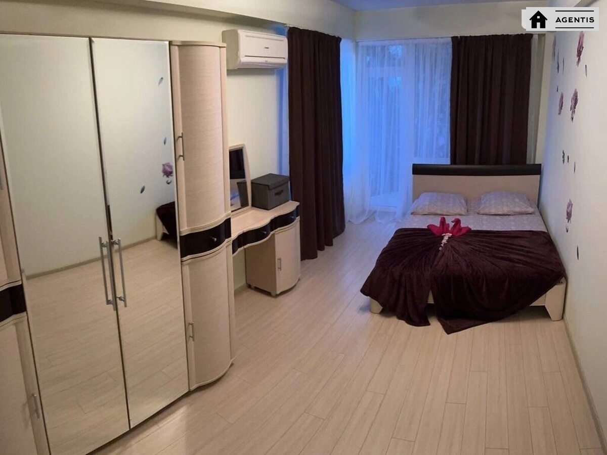 Сдам квартиру 2 комнаты, 64 m², 3 эт./27 этажей. 22, Митрополита Василя Липківського вул. (Урицького), Киев. 