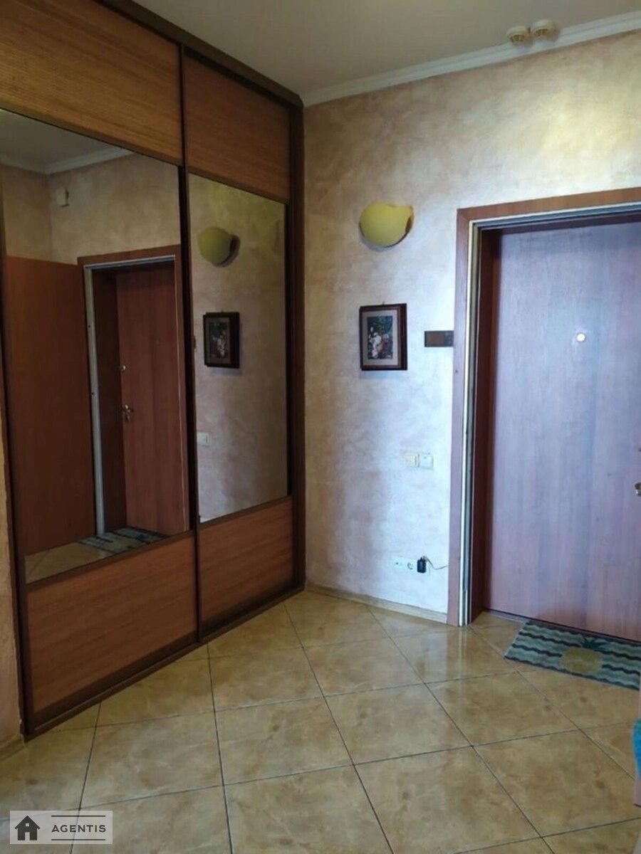 Сдам квартиру 2 комнаты, 70 m², 9 эт./9 этажей. Жилянская, Киев. 