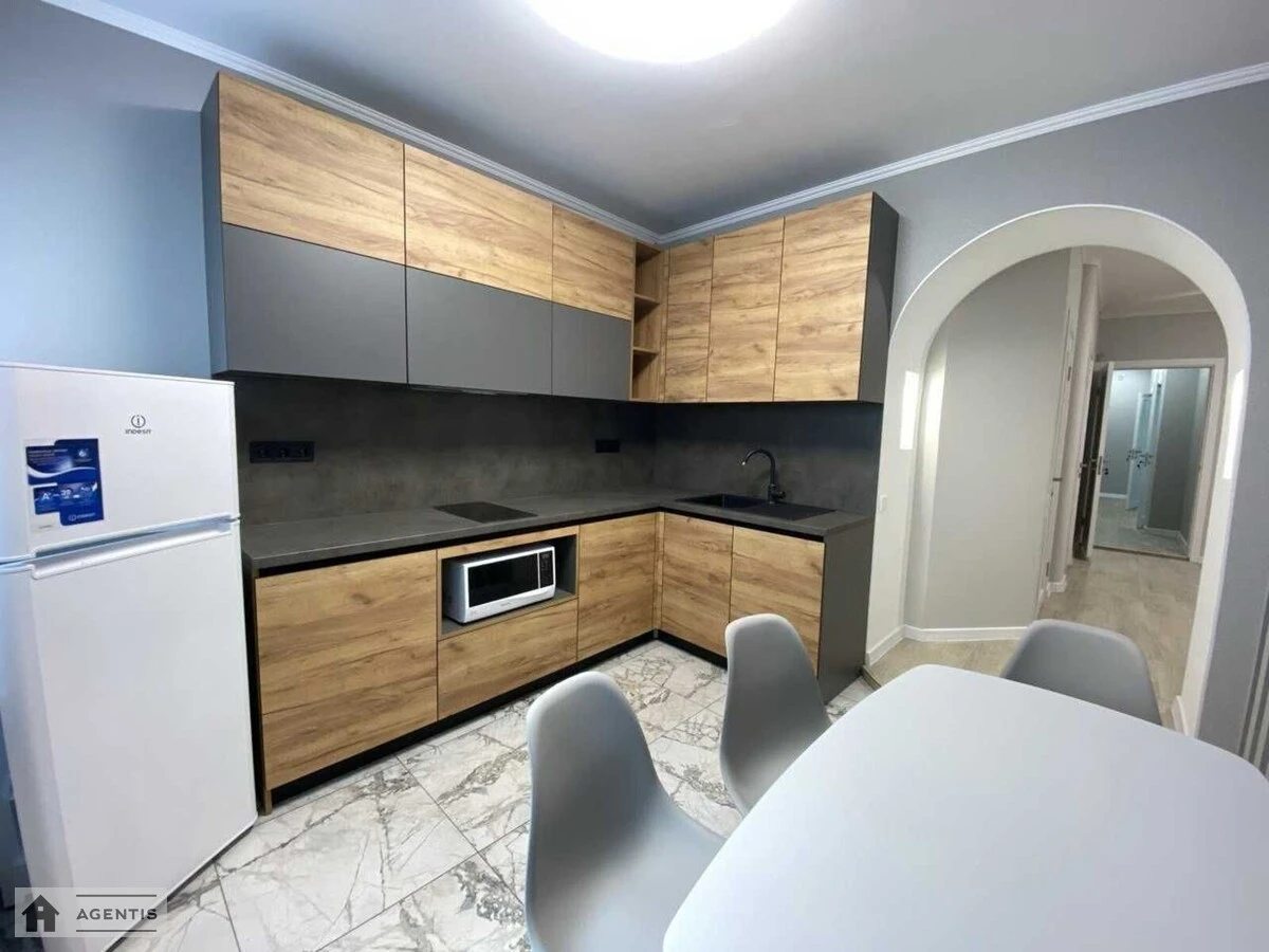 Сдам квартиру 3 комнаты, 70 m², 2 эт./5 этажей. Ярослава Мудрого вул , Киев. 