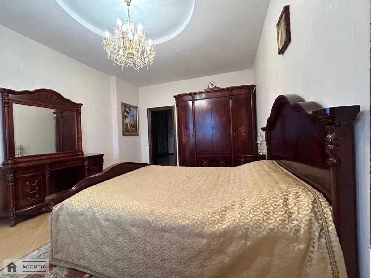 Сдам квартиру 3 комнаты, 150 m², 3 эт./4 этажа. 17, Институтская 17, Киев. 