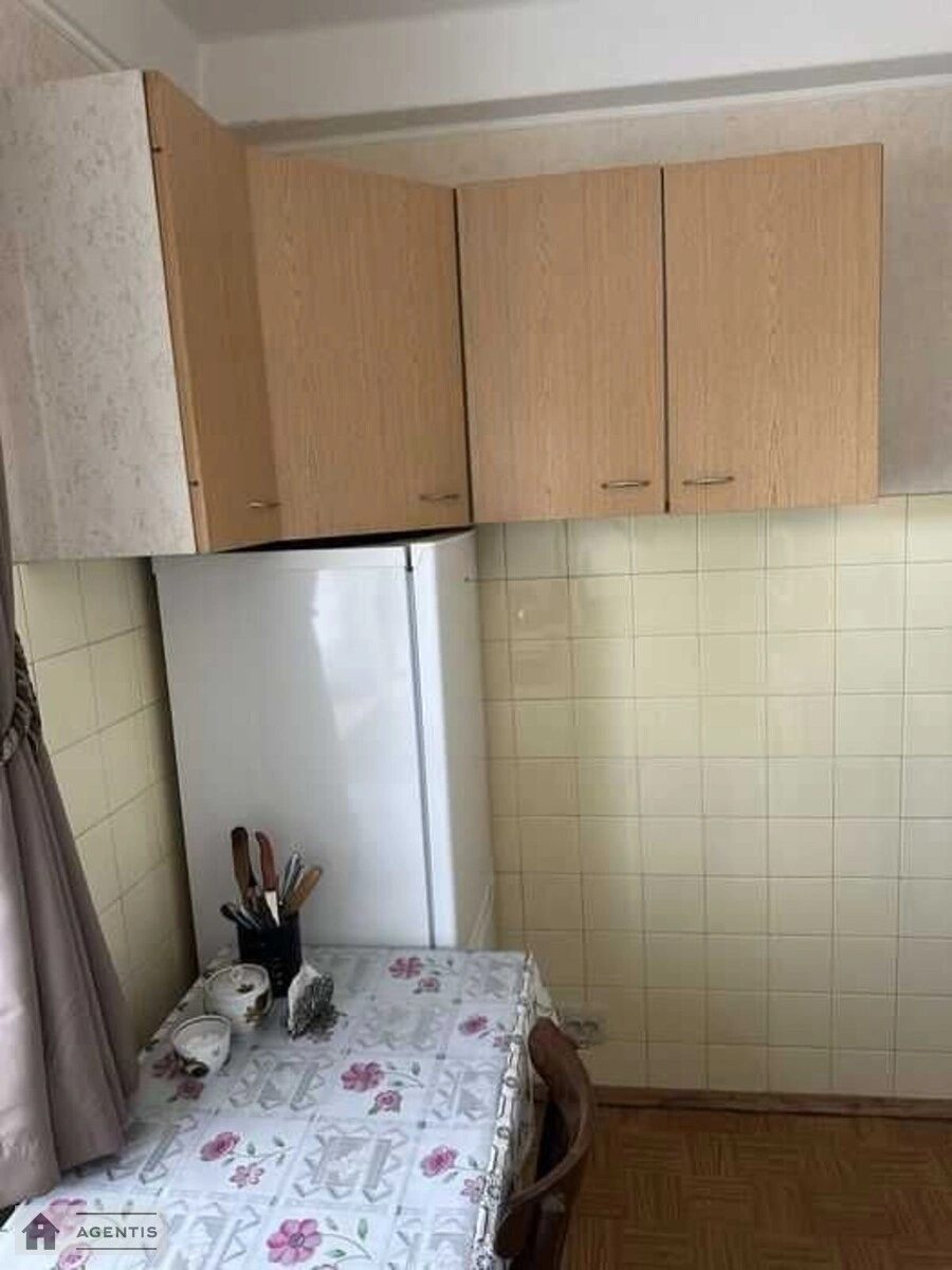 Сдам квартиру 2 комнаты, 9 m², 3 эт./3 этажа. Деснянский район, Киев. 