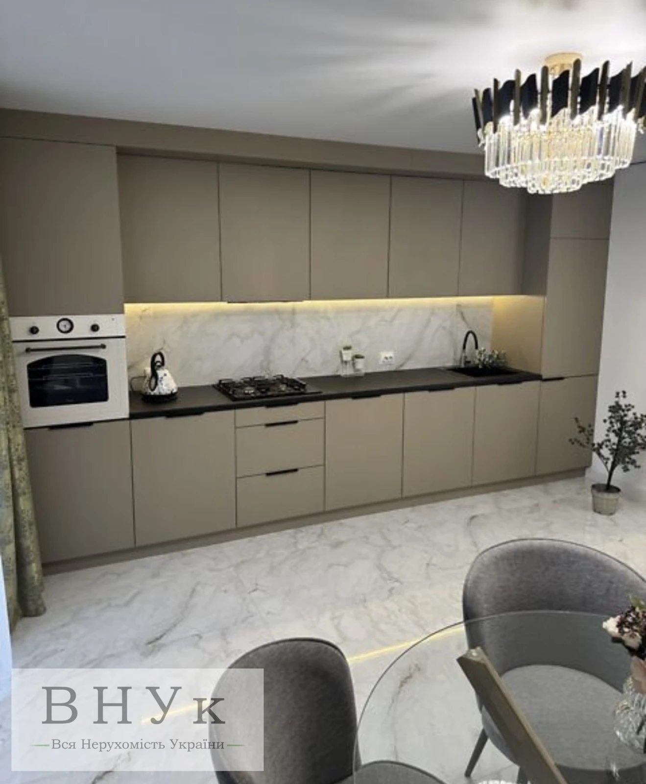 Продаж квартири 2 кімнати, 79 m², 4 пов./10 поверхів. Львівська вул., Тернопіль. 