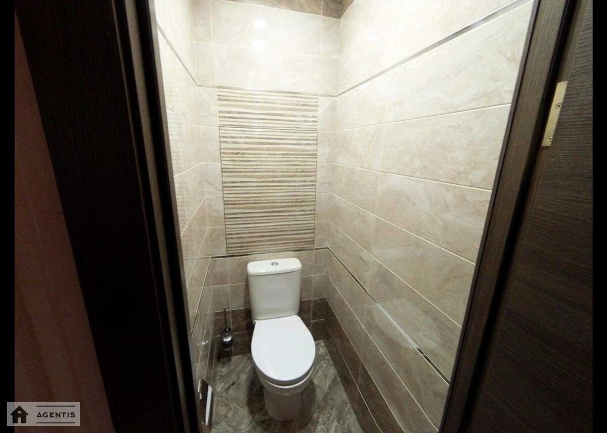 Сдам квартиру 2 комнаты, 60 m², 4 эт./5 этажей. Печерский район, Киев. 