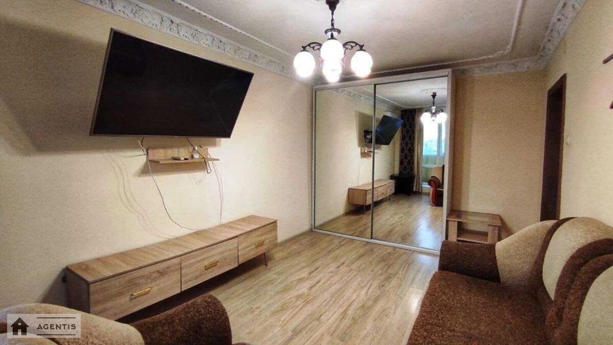 Apartment for rent 2 rooms, 60 m², 4th fl./5 floors. Pecherskyy rayon, Kyiv. 