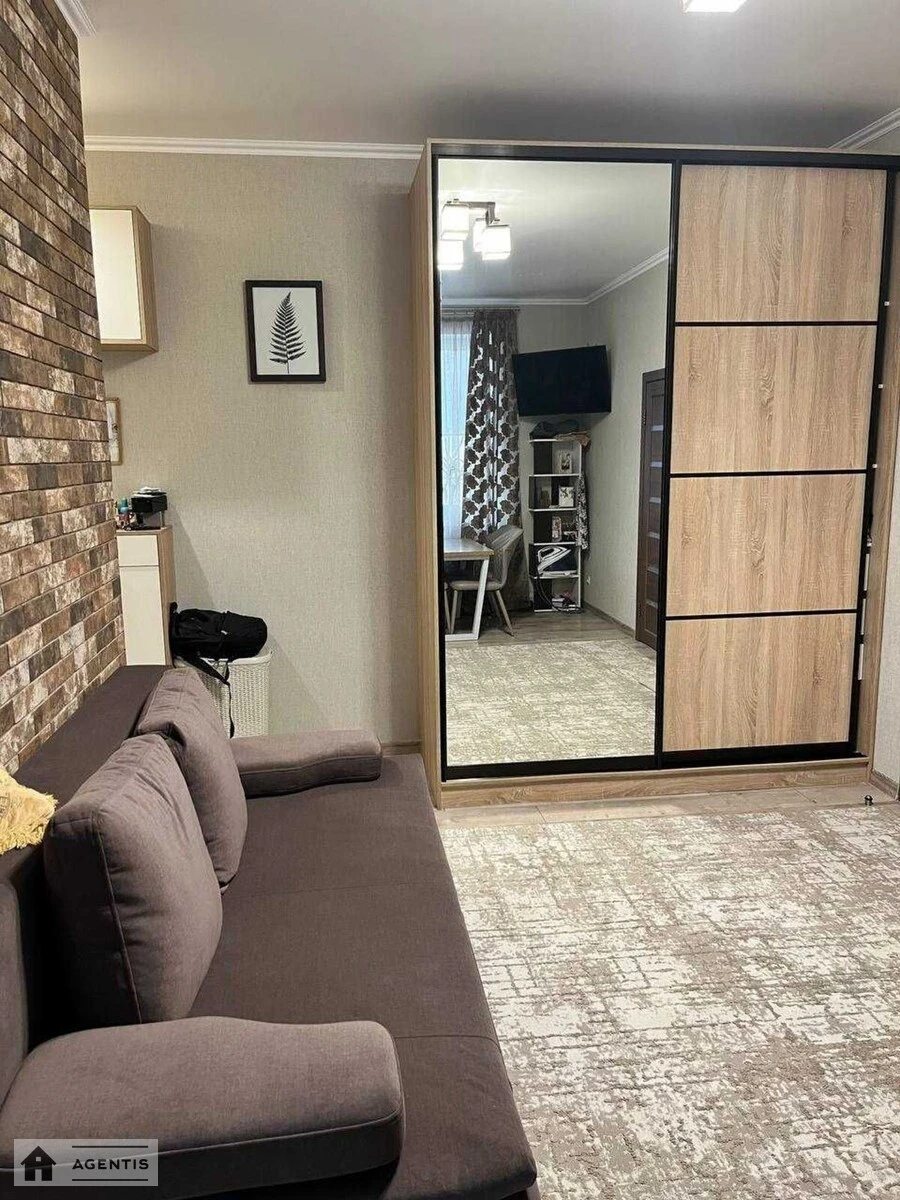 Сдам квартиру 2 комнаты, 42 m², 5 эт./5 этажей. Шевченковский район, Киев. 