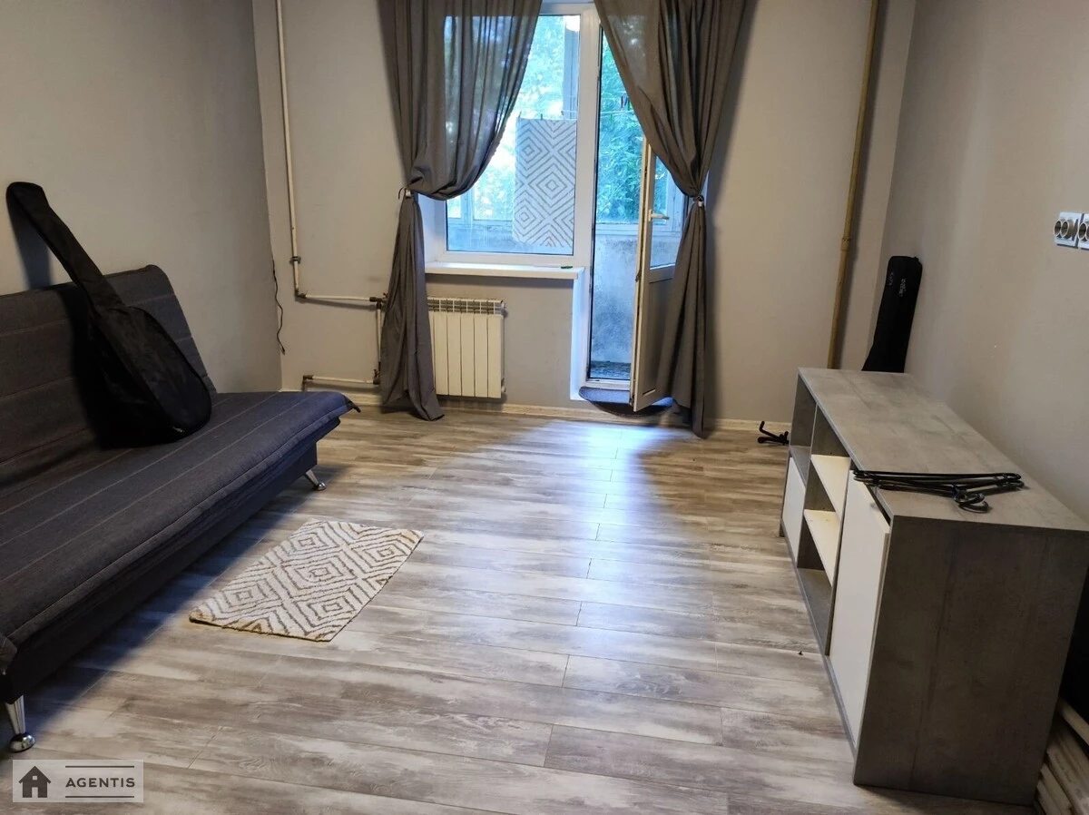 Apartment for rent 3 rooms, 60 m², 2nd fl./9 floors. Darnytskyy rayon, Kyiv. 