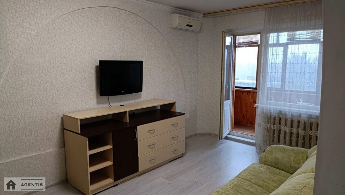 Сдам квартиру 1 комната, 35 m², 8 эт./9 этажей. 14, Львовская 14, Киев. 