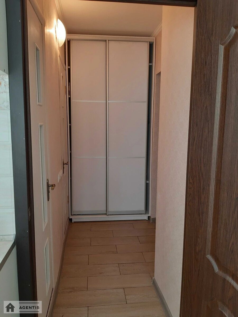 Apartment for rent 2 rooms, 52 m², 1st fl./9 floors. Chervonoyi Kalyny prosp. Volodymyra Mayakovskoho, Kyiv. 