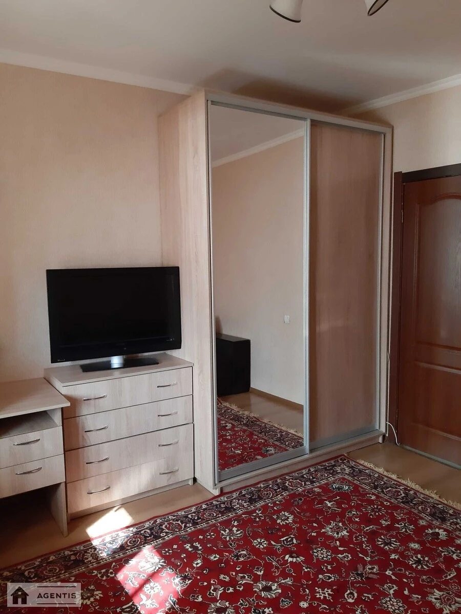 Сдам квартиру 2 комнаты, 52 m², 1 эт./9 этажей. Червоної Калини просп. (Володимира Маяковського), Киев. 