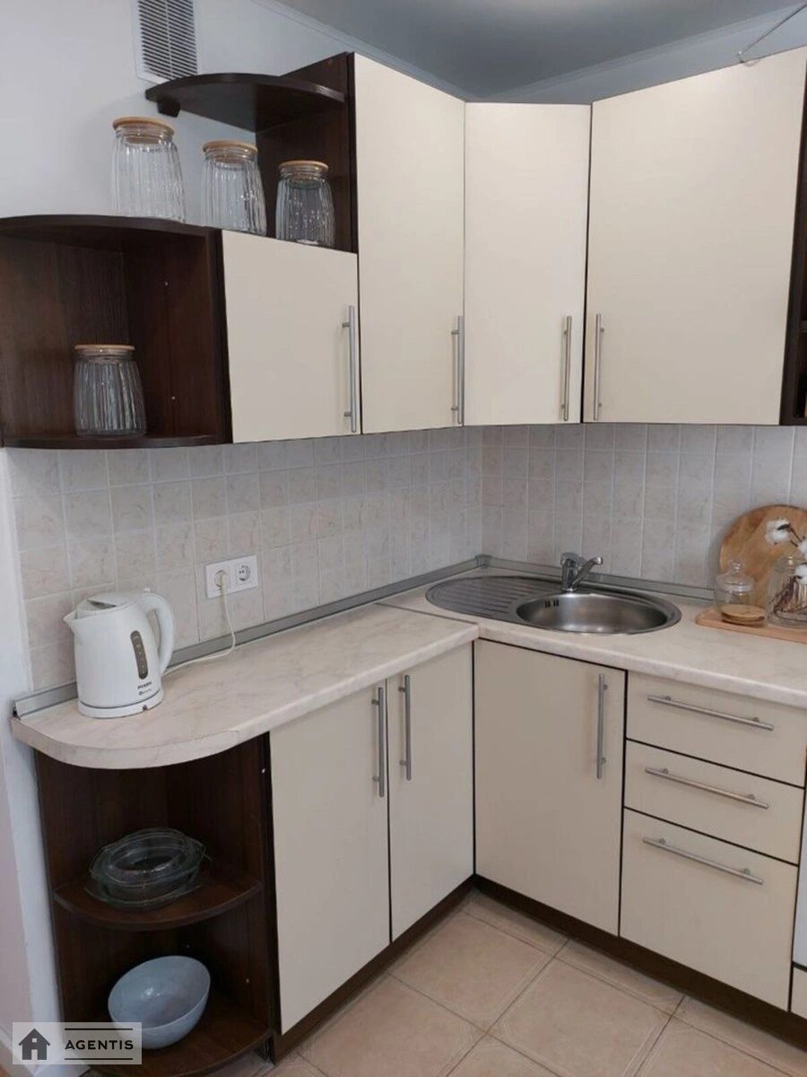 Сдам квартиру 2 комнаты, 46 m², 3 эт./9 этажей. 66, Волго -Донська , Киев. 