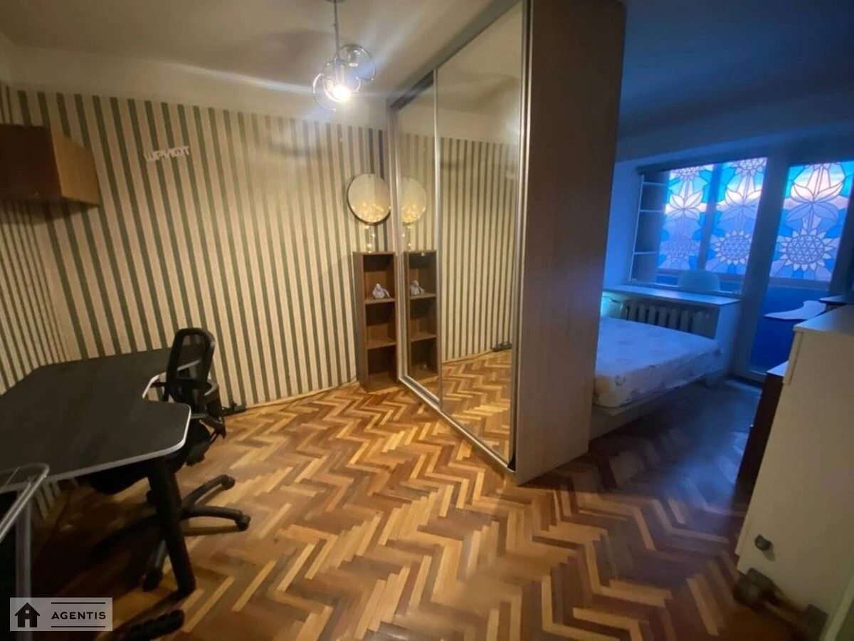 Сдам квартиру 1 комната, 33 m², 4 эт./5 этажей. 6, Павла Вірського бульв. (Саратовська), Киев. 