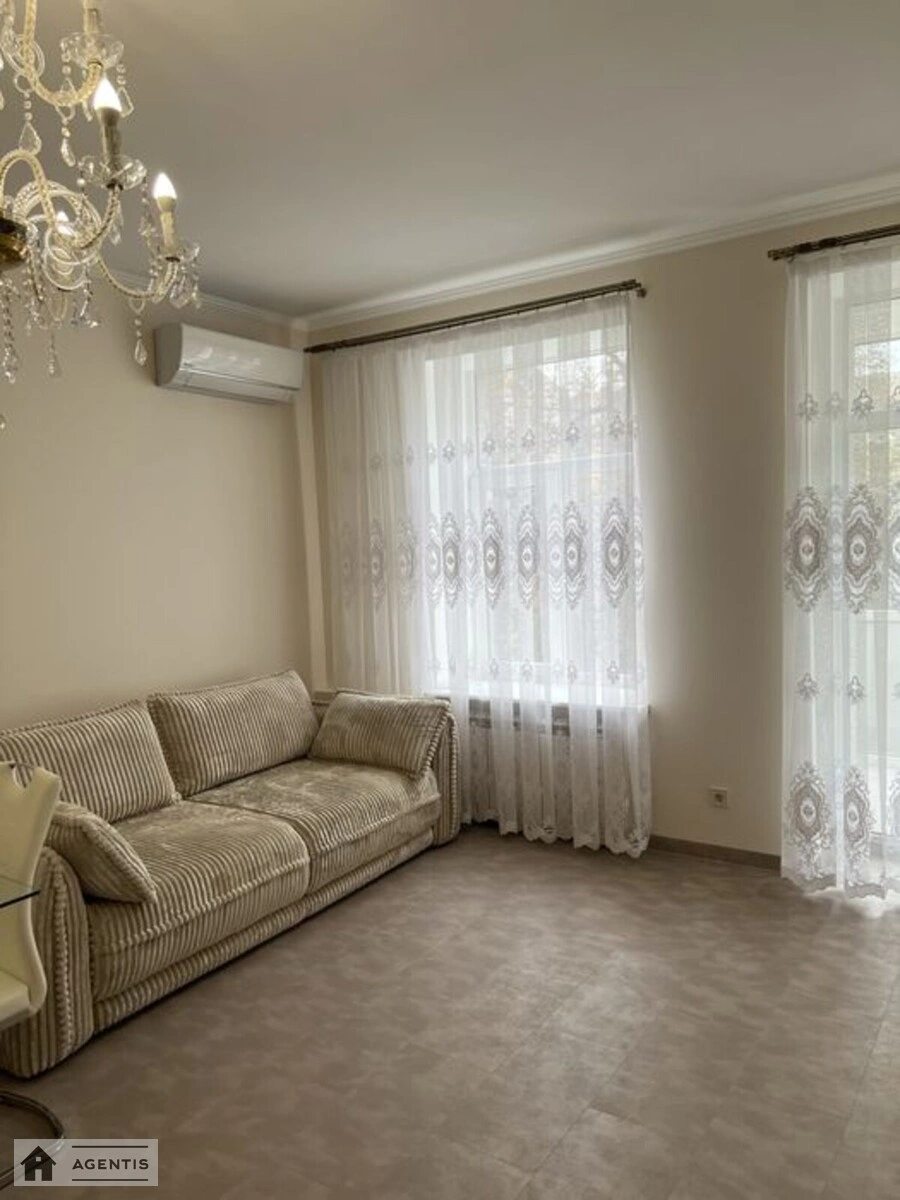 Apartment for rent 2 rooms, 68 m², 3rd fl./3 floors. Podilskyy rayon, Kyiv. 