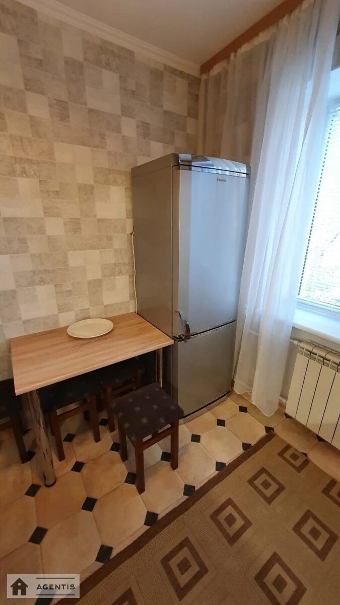 Apartment for rent 2 rooms, 45 m², 3rd fl./5 floors. 22, Volodymyro-Lybidska 22, Kyiv. 