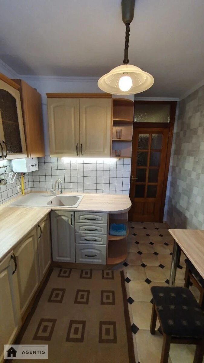 Apartment for rent 2 rooms, 45 m², 3rd fl./5 floors. 22, Volodymyro-Lybidska 22, Kyiv. 