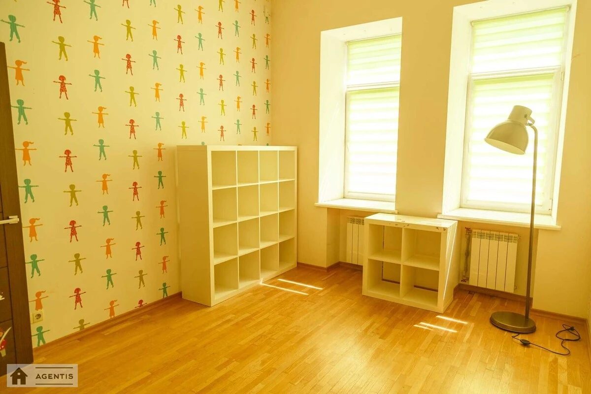 Сдам квартиру 3 комнаты, 90 m², 5 эт./6 этажей. 41, Жилянская 41, Киев. 