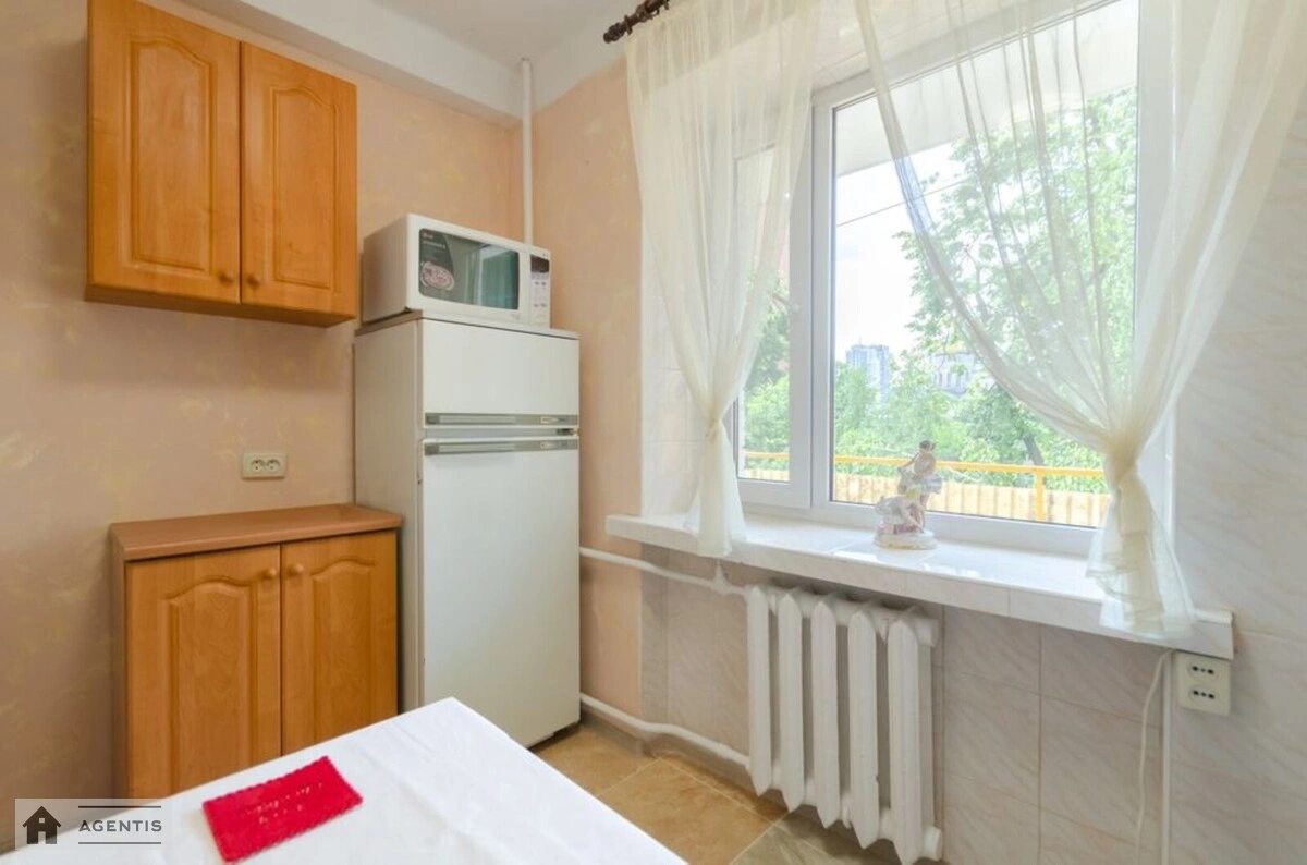 Apartment for rent 3 rooms, 62 m², 3rd fl./8 floors. 45, Velyka Vaselkivska 45, Kyiv. 