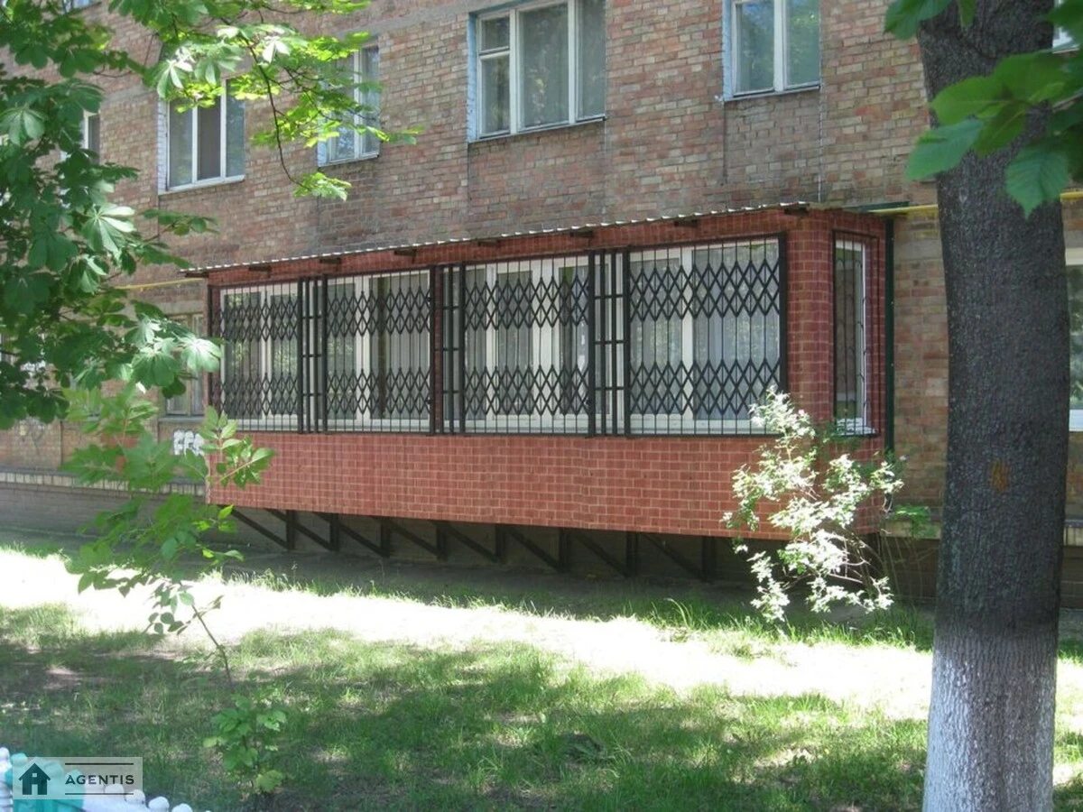 Сдам квартиру 2 комнаты, 47 m², 1 эт./5 этажей. 2, Ружинська вул. (Вільгельма Піка), Киев. 