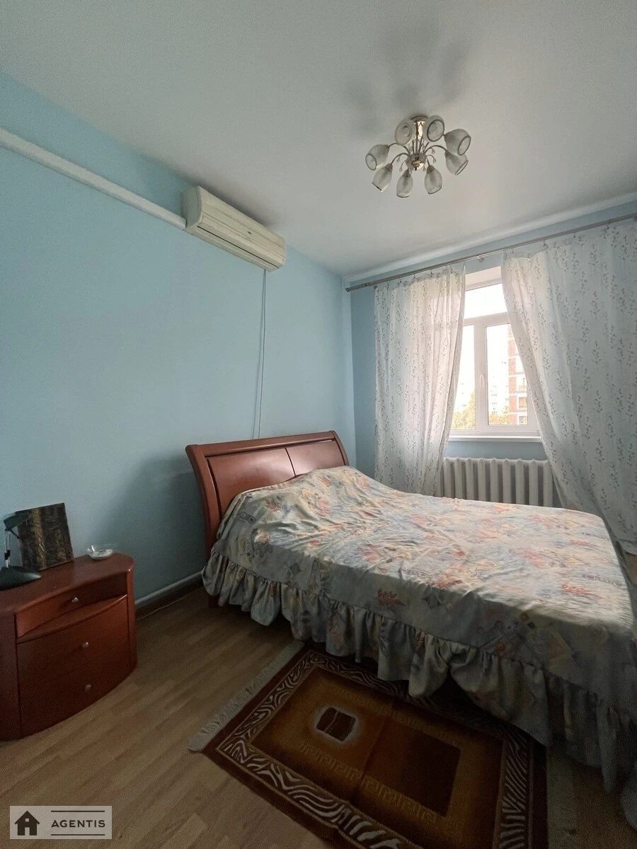 Сдам квартиру 2 комнаты, 70 m², 5 эт./5 этажей. 38, Бульварно-Кудрявська вул. (Воровського), Киев. 