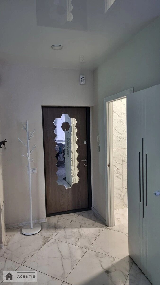 Здам квартиру 1 кімната, 31 m², 2 пов./9 поверхів. 2, Салютна 2, Київ. 