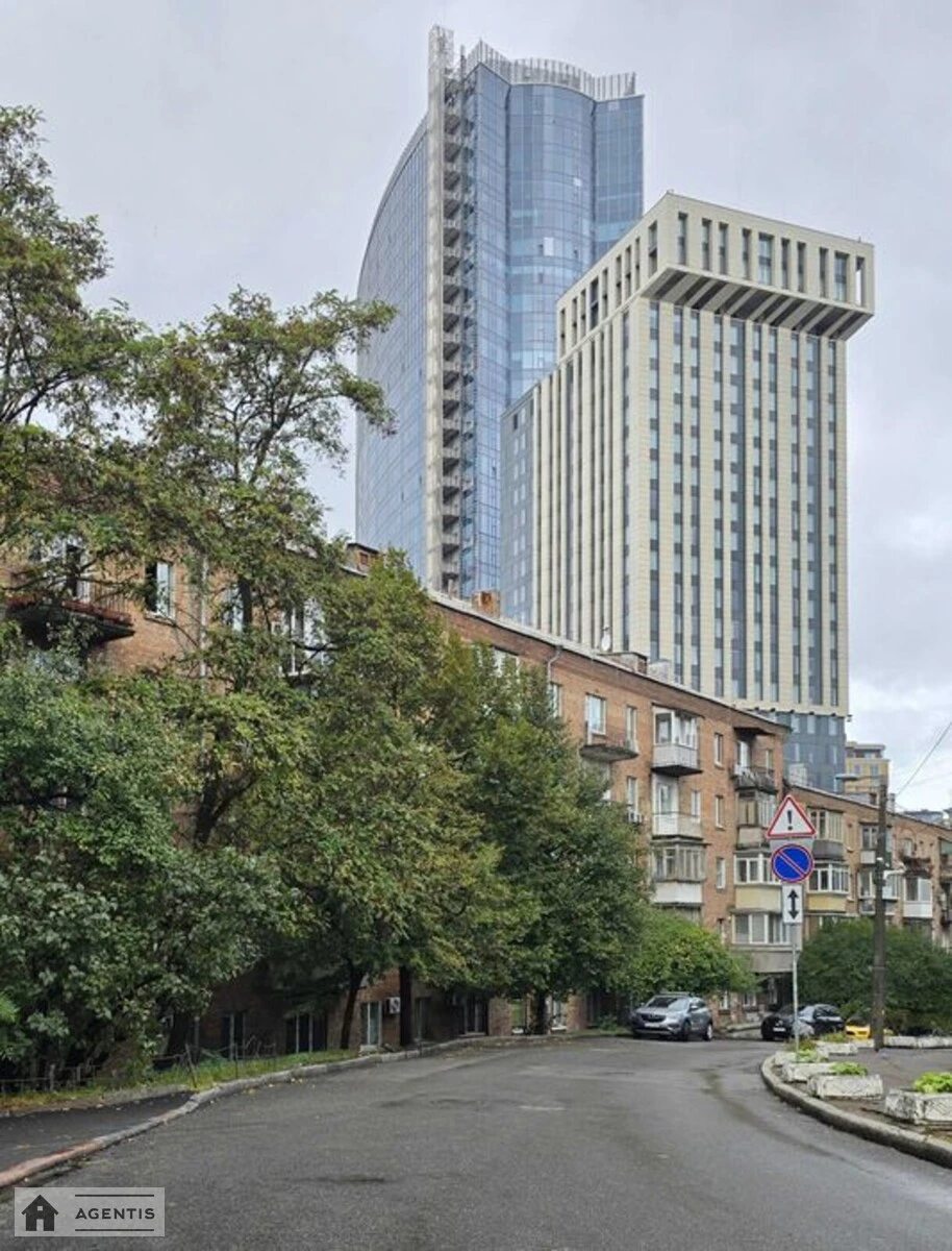 Сдам квартиру 2 комнаты, 48 m², 2 эт./5 этажей. 2, Госпитальная 2, Киев. 