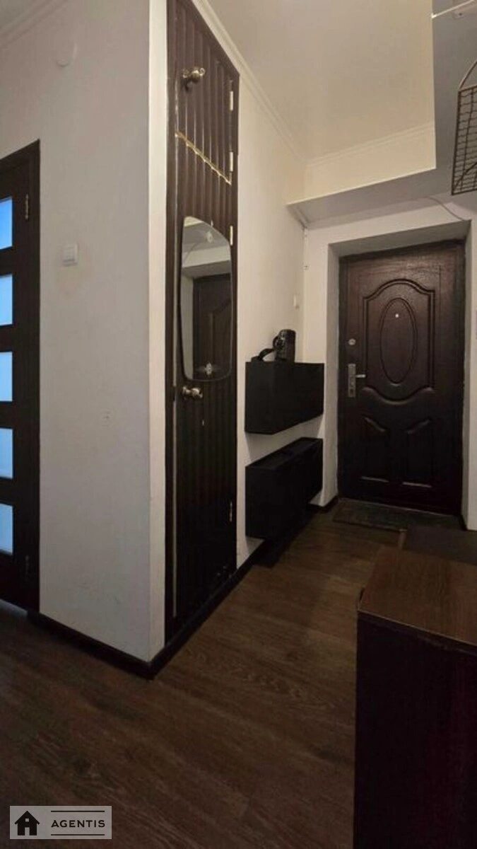 Сдам квартиру 2 комнаты, 48 m², 2 эт./5 этажей. 2, Госпитальная 2, Киев. 