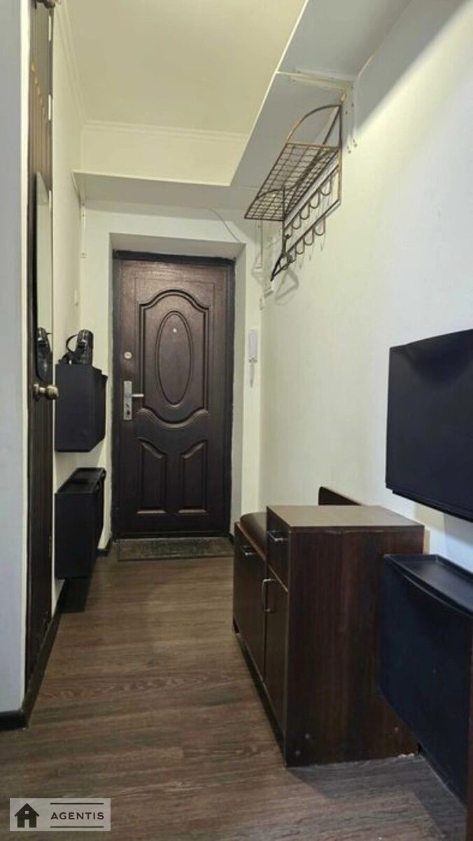 Сдам квартиру 2 комнаты, 48 m², 2 эт./5 этажей. 2, Госпитальная 2, Киев. 